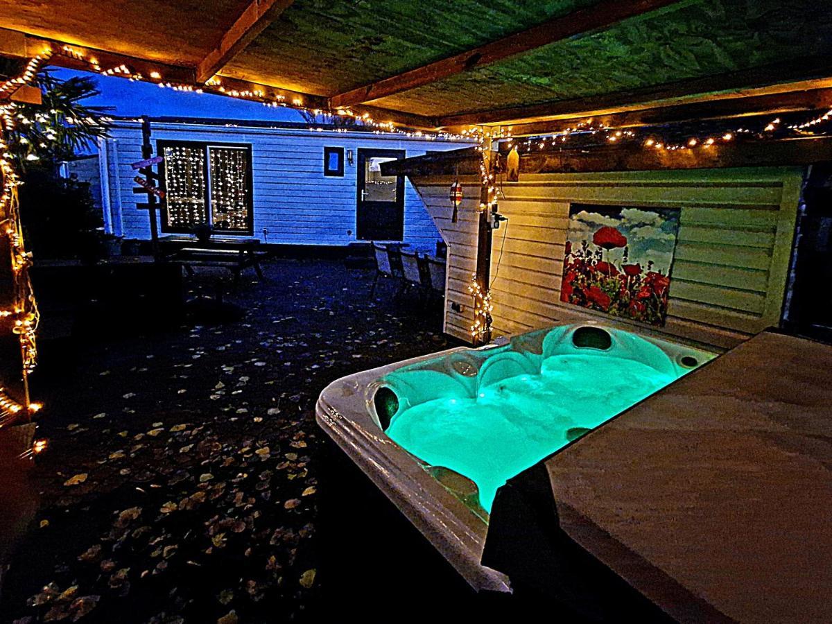 De Corner Van Zeeland Met Jacuzzi Sint Annaland Exterior photo